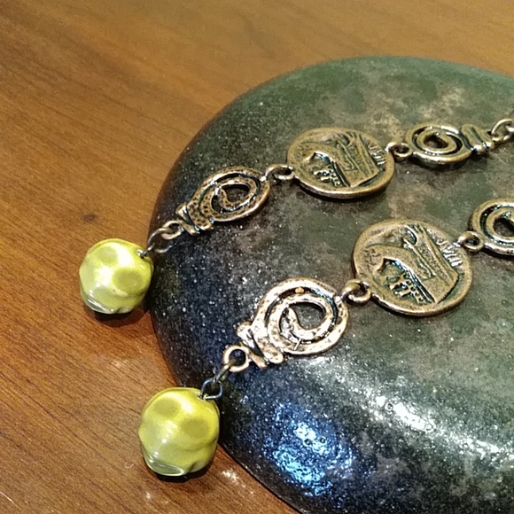 Vintage bronze chartreuse dangling earrings - Picture 3 of 4